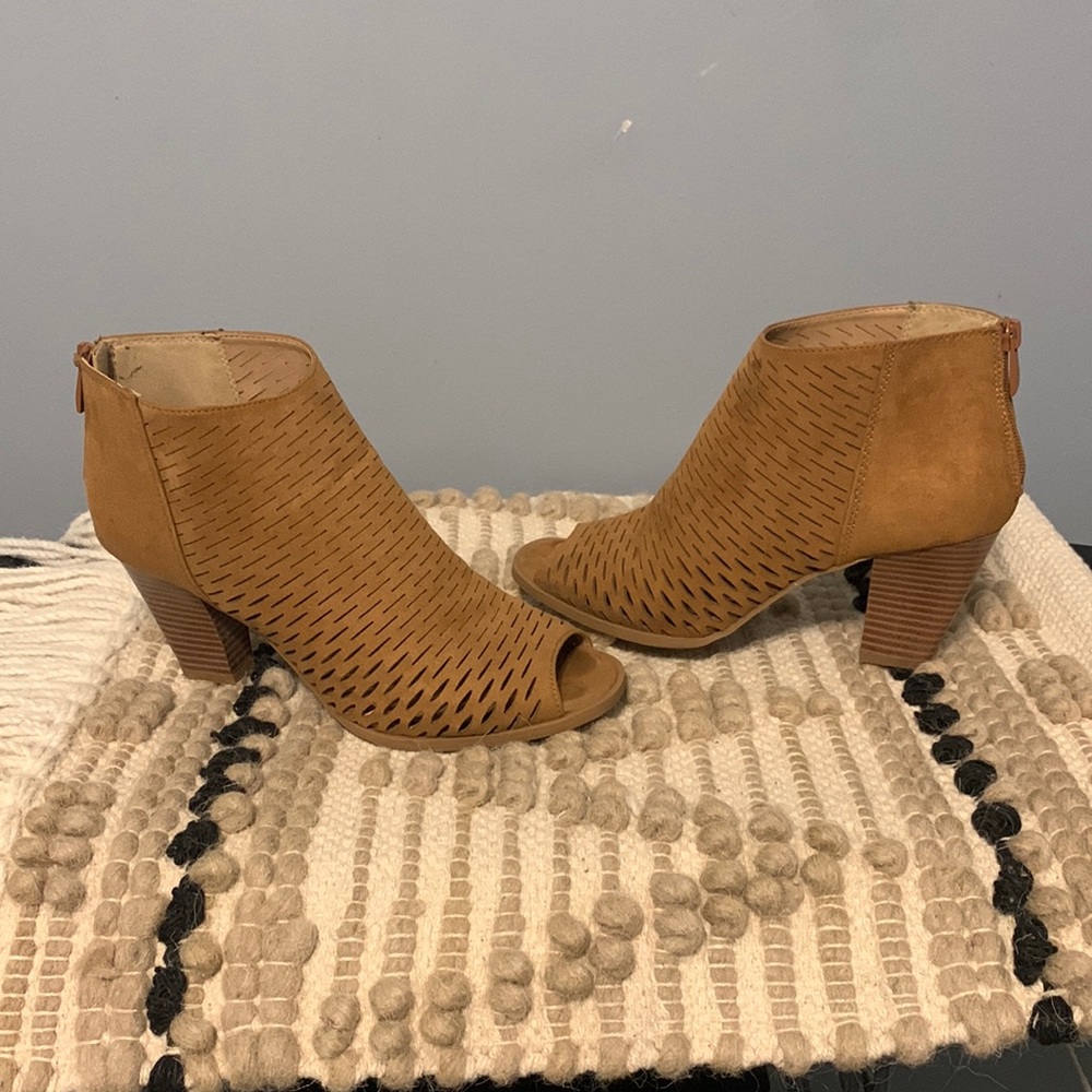 Chinese Laundry ankle open toe sandal ,Size 8..Cognac color